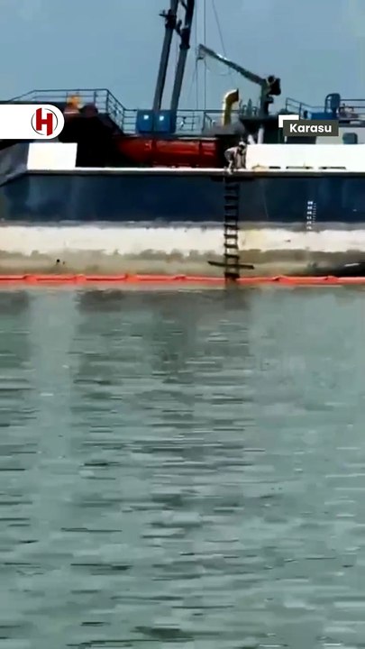 Etrafında yüzmek yasaklanmıştı! Çocuklar gemiye çıktı