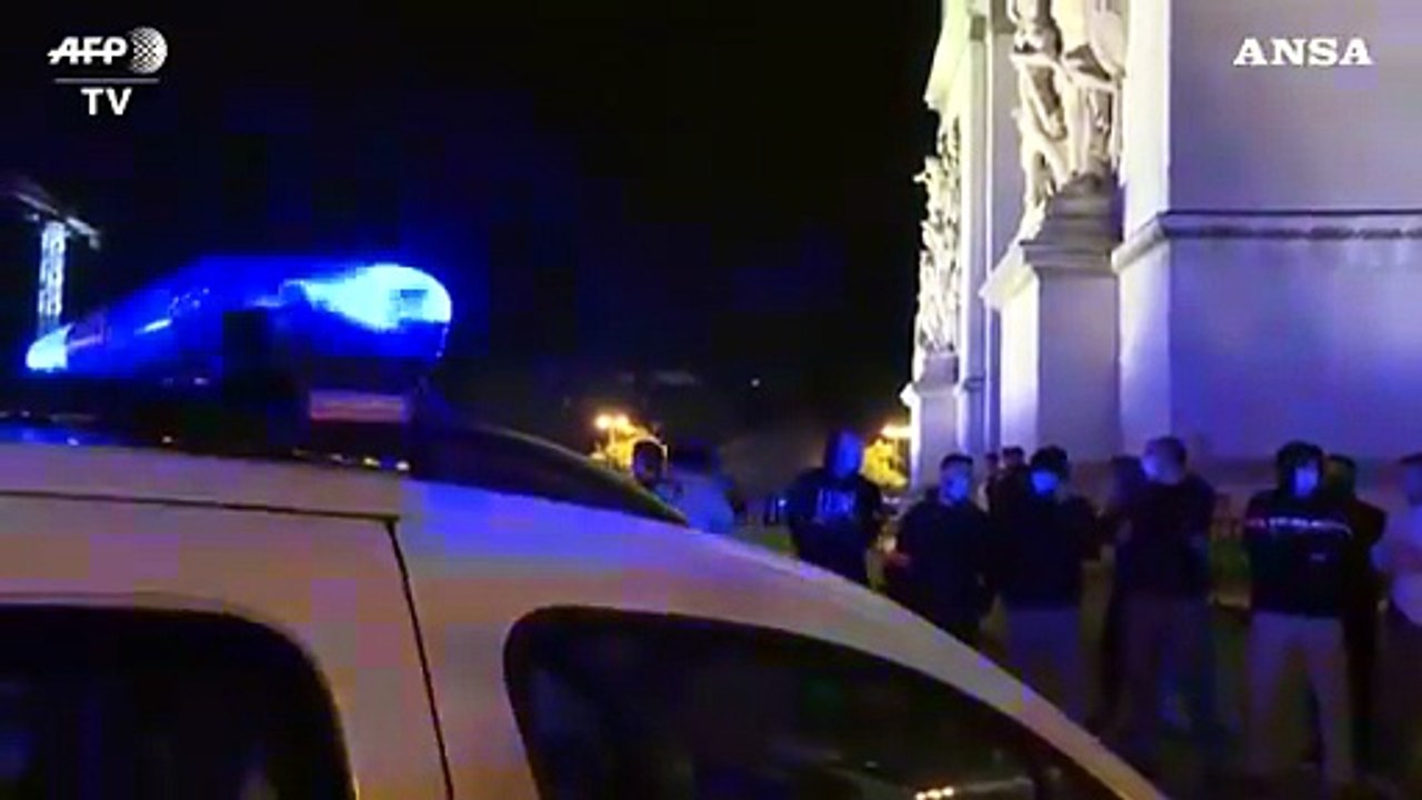 Parigi, la protesta della polizia contro il divieto di "stretta al collo"