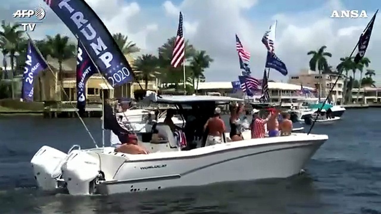 USA, per il suo compleanno i sostenitori di Trump organizzano una parata in barca