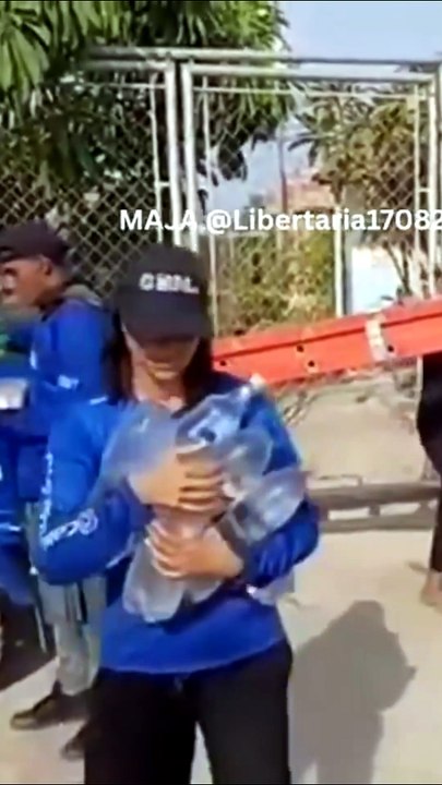 Madre pelea con sus hijos