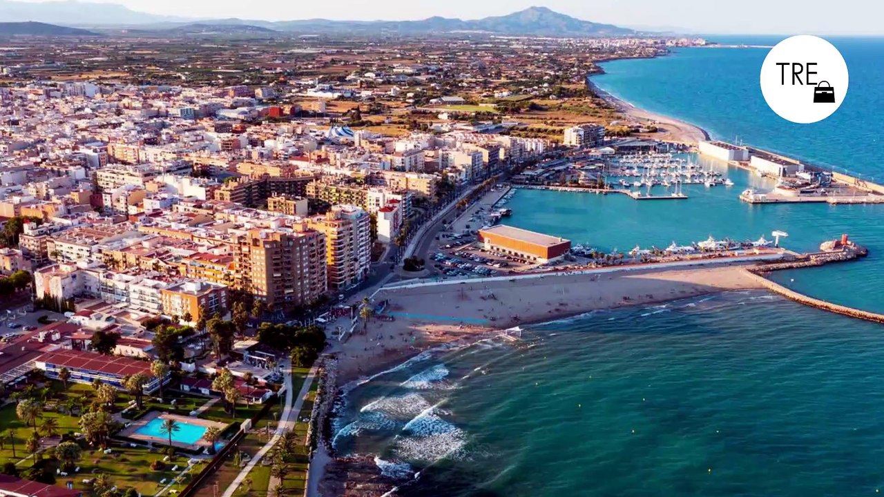 El pueblo marinero perfecto para ver el eclipse solar: una playa eterna del Mediterráneo con vistas infinitas y buena comida