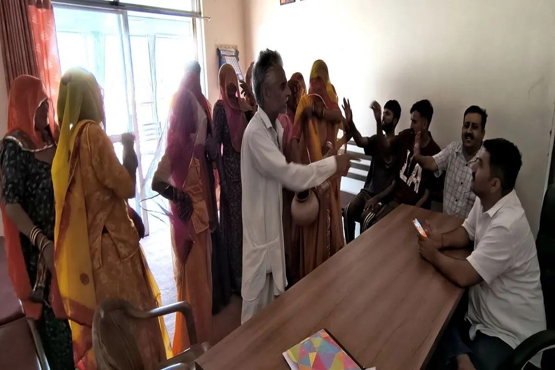 पुरोहितसर में पेयजल संकट के समाधान की मांग, किया प्रदर्शन