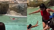 Una turista se lanza a la Fontana di Trevi en Roma para refrescarse por la ola de calor