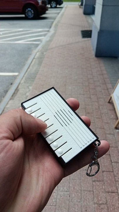Treble E on petite piano (E5)