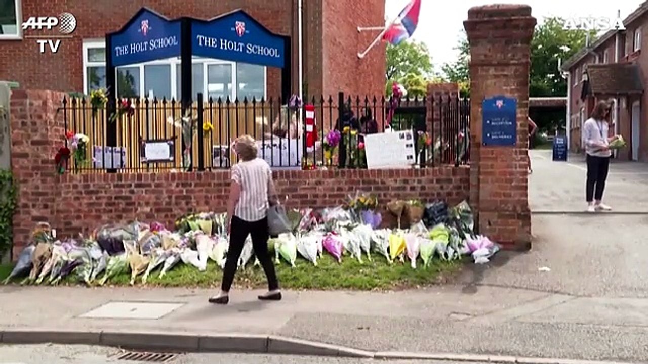 Attentato Reading, fiori davanti a una scuola per una delle tre vittime