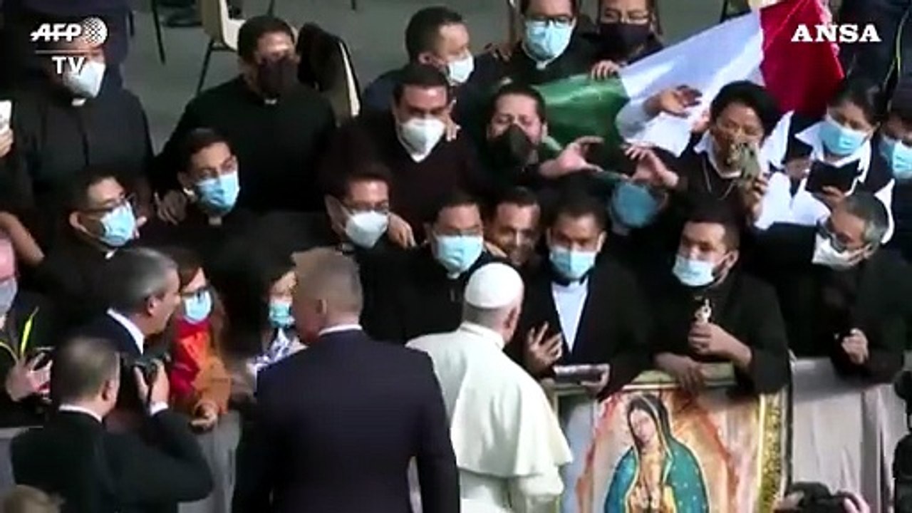 Covid, Papa Francesco: "Trovare cura per i virus umani"