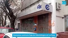 Huevazos contra la Caja de Odontólogos en La Plata