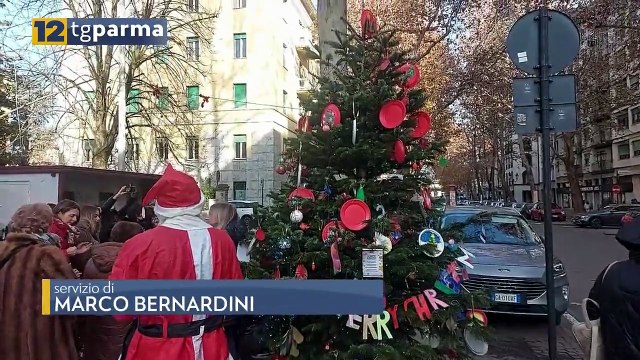 VIA VERDI, ACCESO L'ALBERO DI NATALE ADDOBBATO DAI BAMBINI DELLE SCUOLE | VIA VERDI, ACCESO L'ALBERO DI NATALE ADDOBBATO DAI BAMBINI DELLE SCUOLE