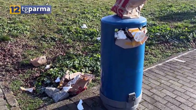 PARCHEGGIO SCAMBIATORE EST: ANCORA RIFIUTI ABBANDONATI | PARCHEGGIO SCAMBIATORE EST: ANCORA RIFIUTI ABBANDONATI