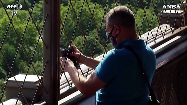 A Parigi riapre la Torre Eiffel, torna anche la Gioconda