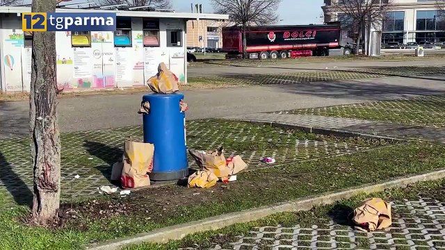 PARCHEGGIO SCAMBIATORE EST: ANCORA RIFIUTI ABBANDONATI | PARCHEGGIO SCAMBIATORE EST: ANCORA RIFIUTI ABBANDONATI