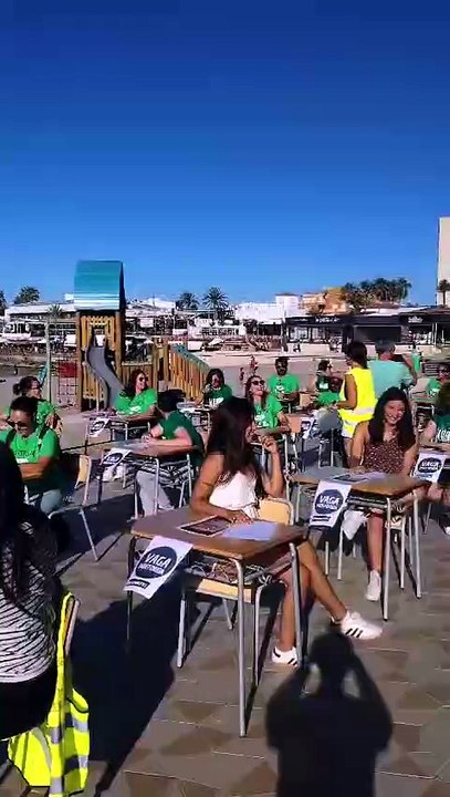 Huelga educativa- Pupitres en el paseo del Arenal de Xàbia (2)