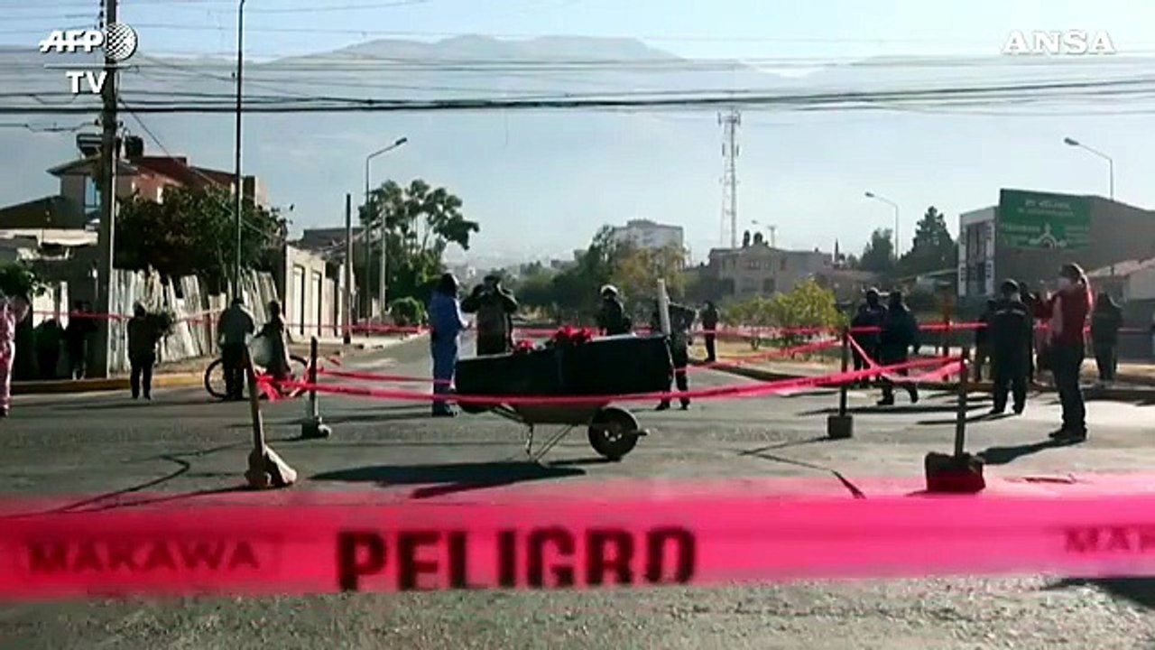 Coronavirus, in Bolivia il feretro di un uomo abbandonato per strada