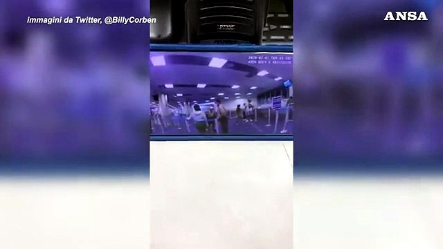 Miami: afroamericana protesta con poliziotto, lui le tira un pugno in faccia