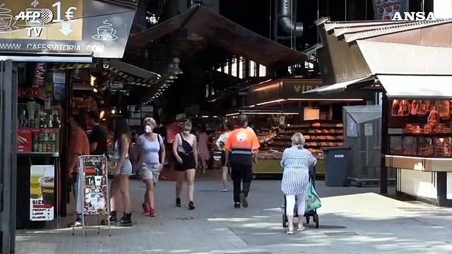 Barcellona, persone in strada nonostante le nuove restrizioni