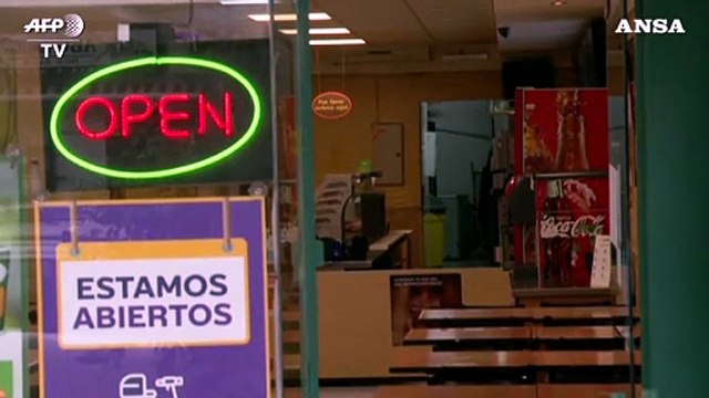 Coronavirus, a Buenos Aires riaprono i negozi nonostante il picco di contagi