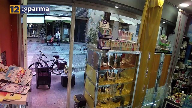 TRENTENNE ACCOLTELLATO A FIDENZA, LE IMMAGINI DELL'AGGRESSIONE | TRENTENNE ACCOLTELLATO A FIDENZA, LE IMMAGINI DELL'AGGRESSIONE