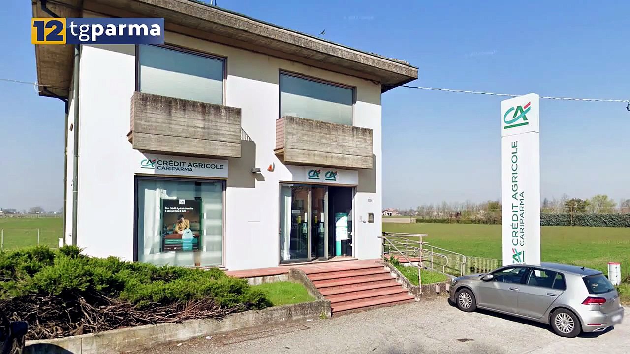 BUSSETO, SCARDINANO IL BANCOMAT MA UNA RAGAZZA LI METTE IN FUGA | BUSSETO, SCARDINANO IL BANCOMAT MA UNA RAGAZZA LI METTE IN FUGA