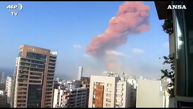 Esplosioni a Beirut, auto sollevate da terra e macerie ovunque