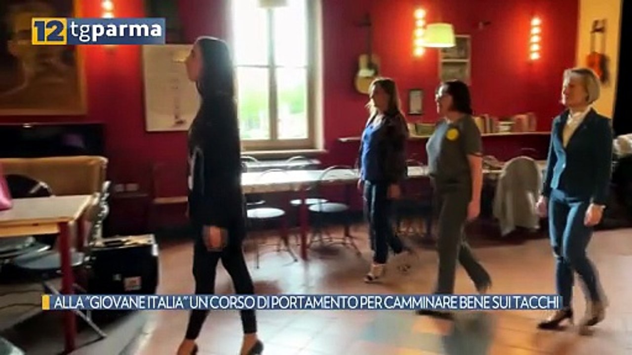 ALLA "GIOVANE ITALIA" UN CORSO DI PORTAMENTO PER CAMMINARE BENE SUI TACCHI | ALLA "GIOVANE ITALIA" UN CORSO DI PORTAMENTO PER CAMMINARE BENE SUI TACCHI