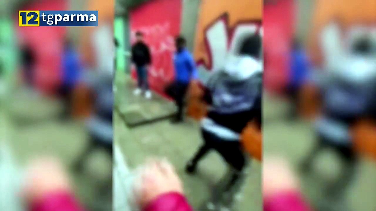 VIOLENTA RISSA TRA GIOVANISSIMI IN STAZIONE. IL...