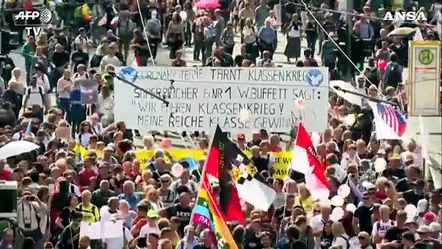 Berlino, migliaia di manifestanti scettici sulle misure restrittive