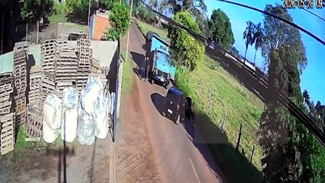 Veja o momento em que bandidos fortemente armados roubam caminhão carregado com cobre