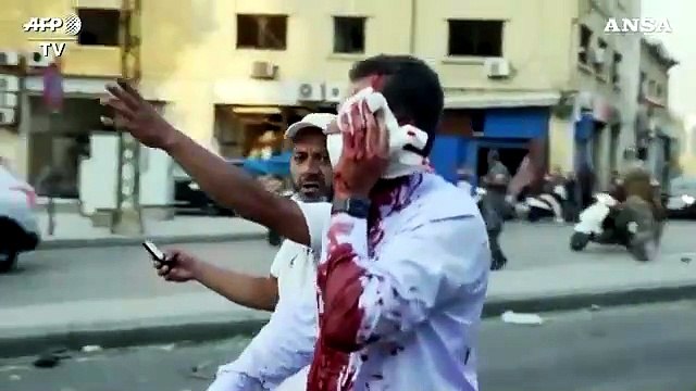 Esplosione a Beirut, i feriti soccorsi in strada