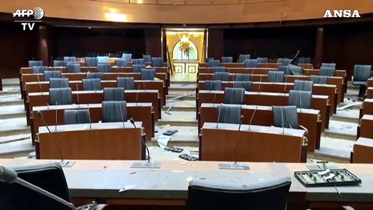 Esplosione Beirut, danneggiato anche il Parlamento