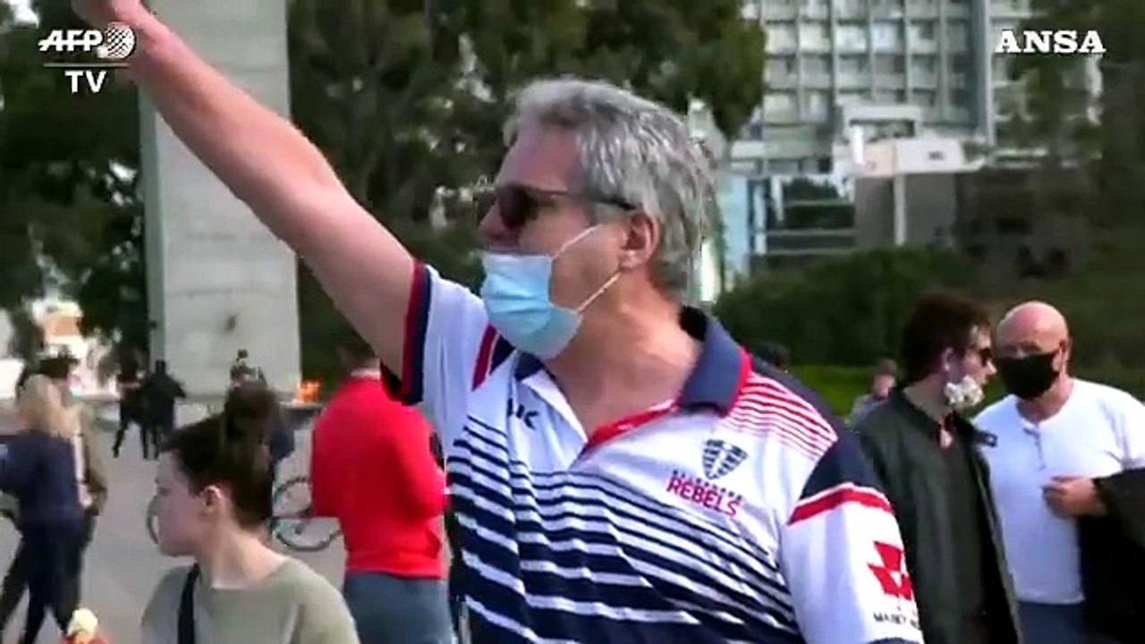 Coronavirus, proteste anti-lockdown in Australia: scontri tra manifestanti e polizia