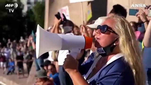 Coronavirus, a Madrid si protesta contro le misure restrittive