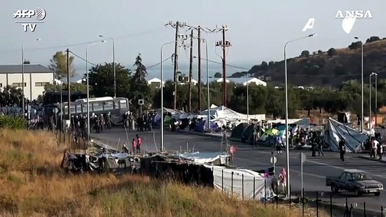 Lesbo, la polizia trasferisce i migranti dal campo di Moria