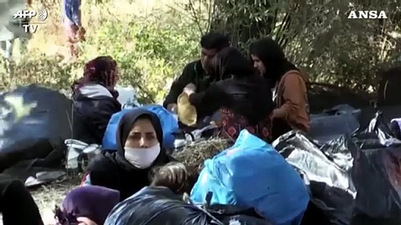 Lesbo, migranti in strada dopo gli incendi a Moria