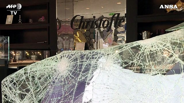 Parigi, negozi distrutti dai tifosi dopo la sconfitta del PSG