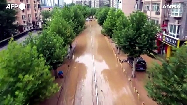 Cina, strade sommerse a Zhengzhou: le immagini del drone dopo le piogge torrenziali