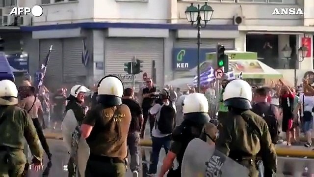Atene in rivolta contro la vaccinazione obbligatoria per gli operatori sanitari