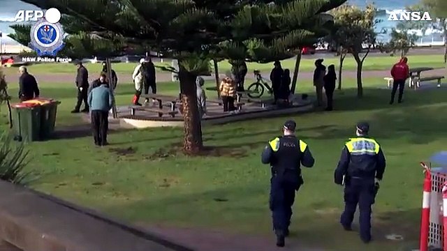 Australia, la Polizia pattuglia strade e spiagge per far rispettare il lockdown