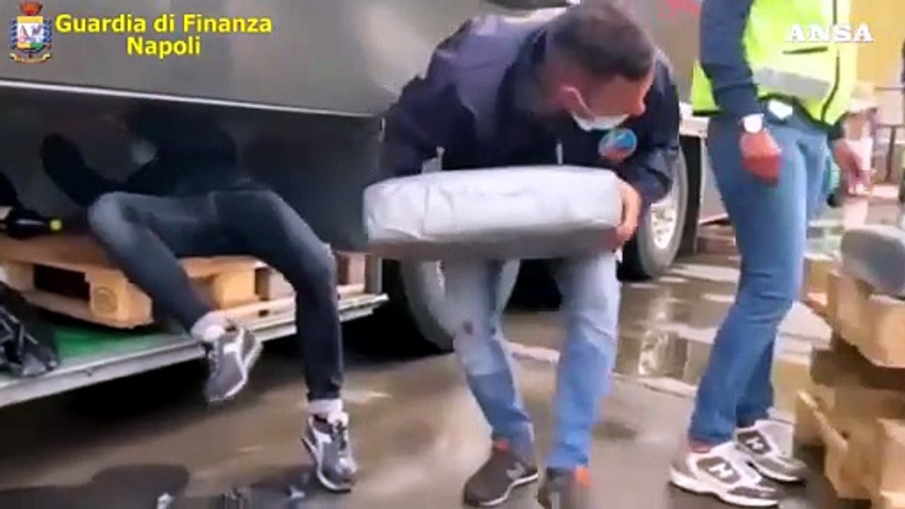 Napoli, sequestrati 130 chili di hashish nel doppiofondo di un tir