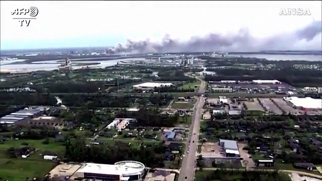 Louisiana, impianto chimico in fiamme: si alza una densa colonna di fumo