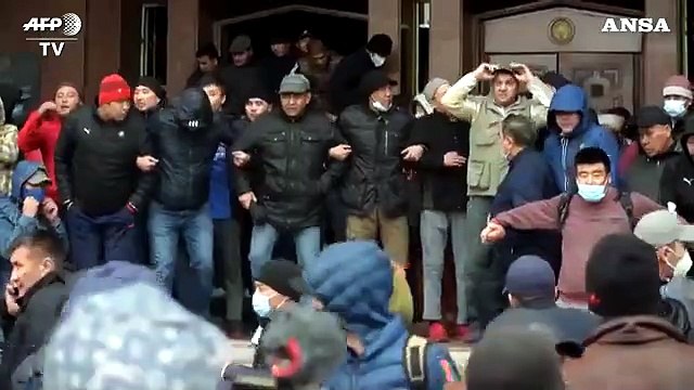 Kirghizistan nel caos: manifestanti contro l'annullamento delle elezioni