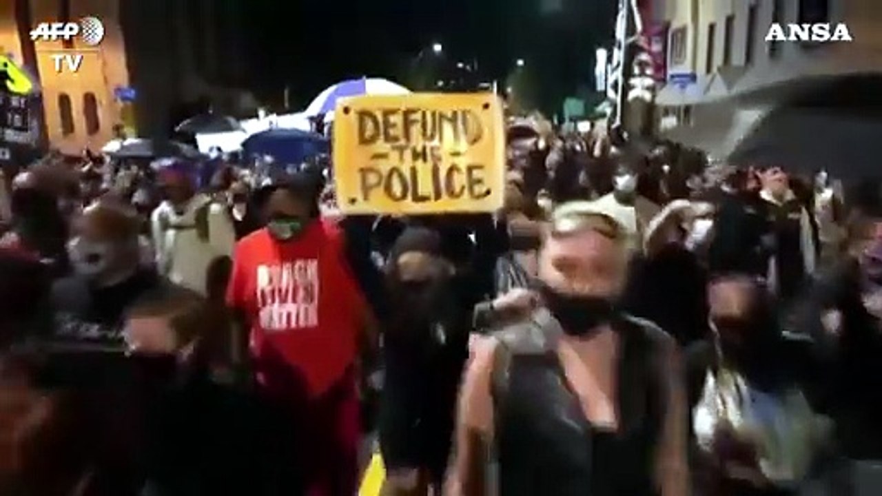 Afroamericano morto asfissiato, la marcia contro la violenza della polizia