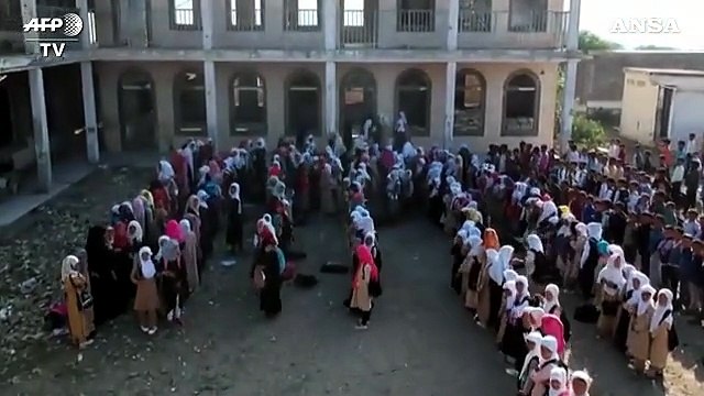 Yemen, gli alunni tornano nella scuola colpita da un attacco aereo nel 2016