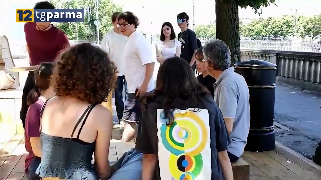 LICEO ROMAGNOSI, INAUGURATO IL "PARKLET" DAVANTI ALLA SCUOLA | LICEO ROMAGNOSI, INAUGURATO IL "PARKLET" DAVANTI ALLA SCUOLA