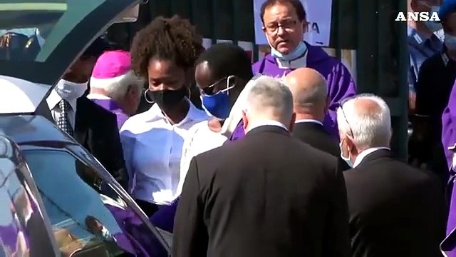 Ultimo saluto a Willy, madre e sorella si abbracciano davanti al feretro