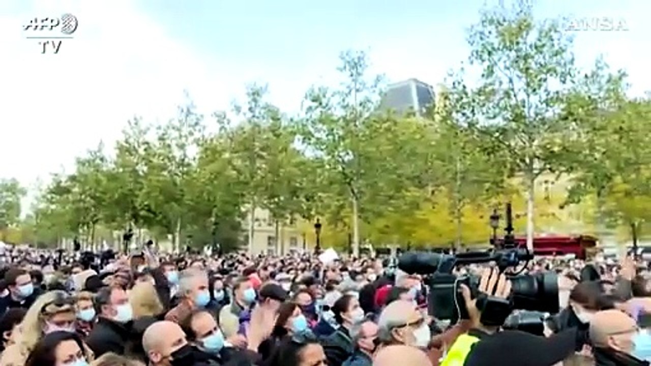 La Francia in piazza dopo l'uccisione di Samuel Paty