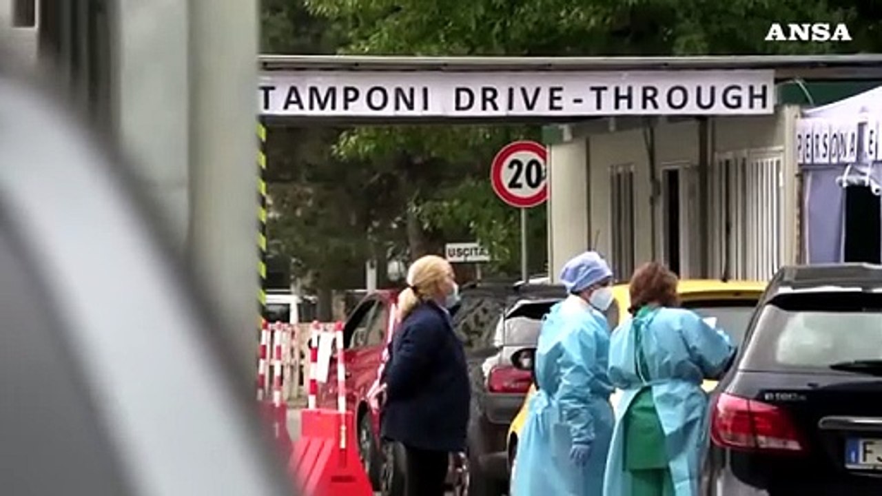 Milano, code interminabili per i tamponi