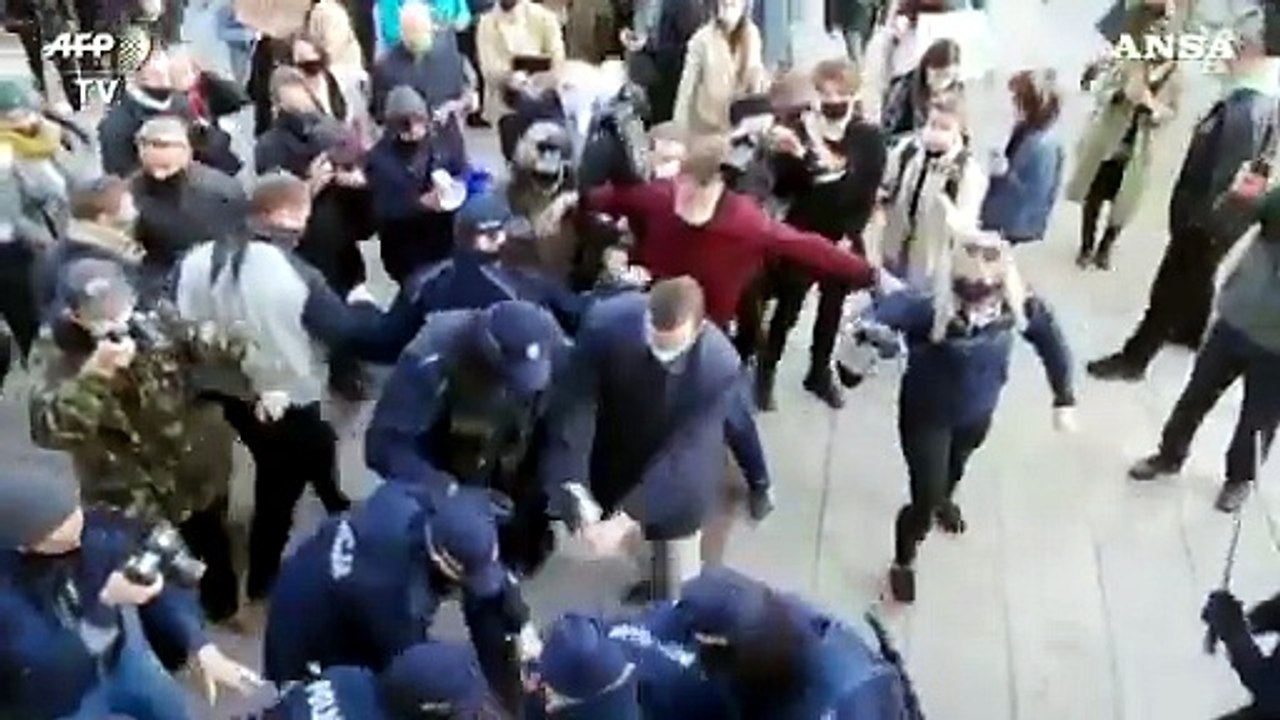 Polonia, la polizia trattiene i manifestanti mentre cercano di entrare in una chiesa