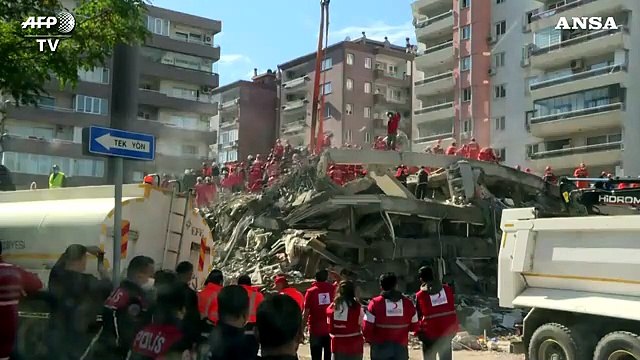 Turchia, si scava tra le macerie alla ricerca di possibili superstiti dopo il terremoto