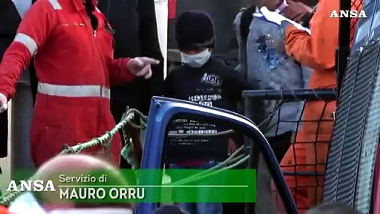 Olbia, lo sbarco dei 125 migranti a bordo della Alan Kurdi