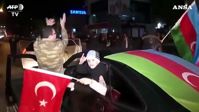 Nagorno-Karabakh, a Baku si festeggia per il cessate il fuoco con l'Armenia